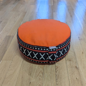 Pernă rotundă YogaSat cu hrișcă, portocaliu cu motive alb-negru, premium quality