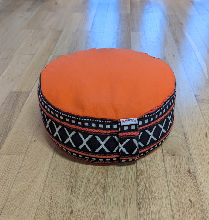 Pernă rotundă YogaSat cu hrișcă, portocaliu cu motive alb-negru, premium quality Pernă rotundă YogaSat cu hrișcă, portocaliu cu motive alb-negru, premium quality