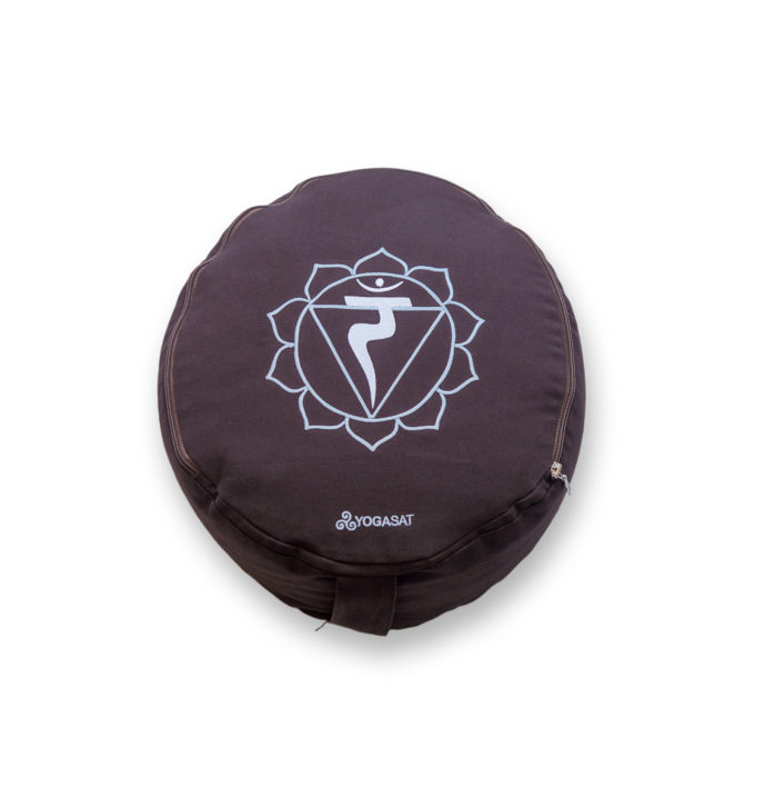Pernă rotundă YogaSat cu hrișcă, maro cu broderie Manipura Chakra, premium quality Pernă rotundă YogaSat cu hrișcă, maro cu broderie Manipura Chakra, premium quality