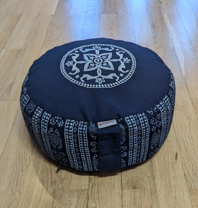 Pernă rotundă YogaSat cu hrișcă, bleumarin cu broderie, premium quality Pernă rotundă YogaSat cu hrișcă, bleumarin cu broderie, premium quality