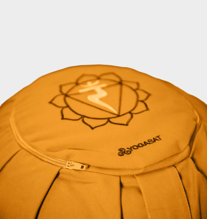 Pernă rotundă YogaSat cu hrișcă, galben mustar cu broderie Manipura Chakra, premium quality Pernă rotundă YogaSat cu hrișcă, galben mustar cu broderie Manipura Chakra, premium quality